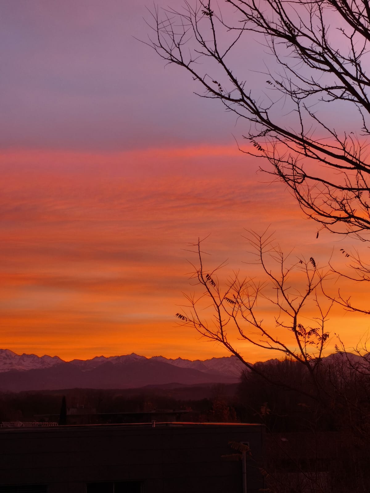 ciel orangé avec montagnes en fond