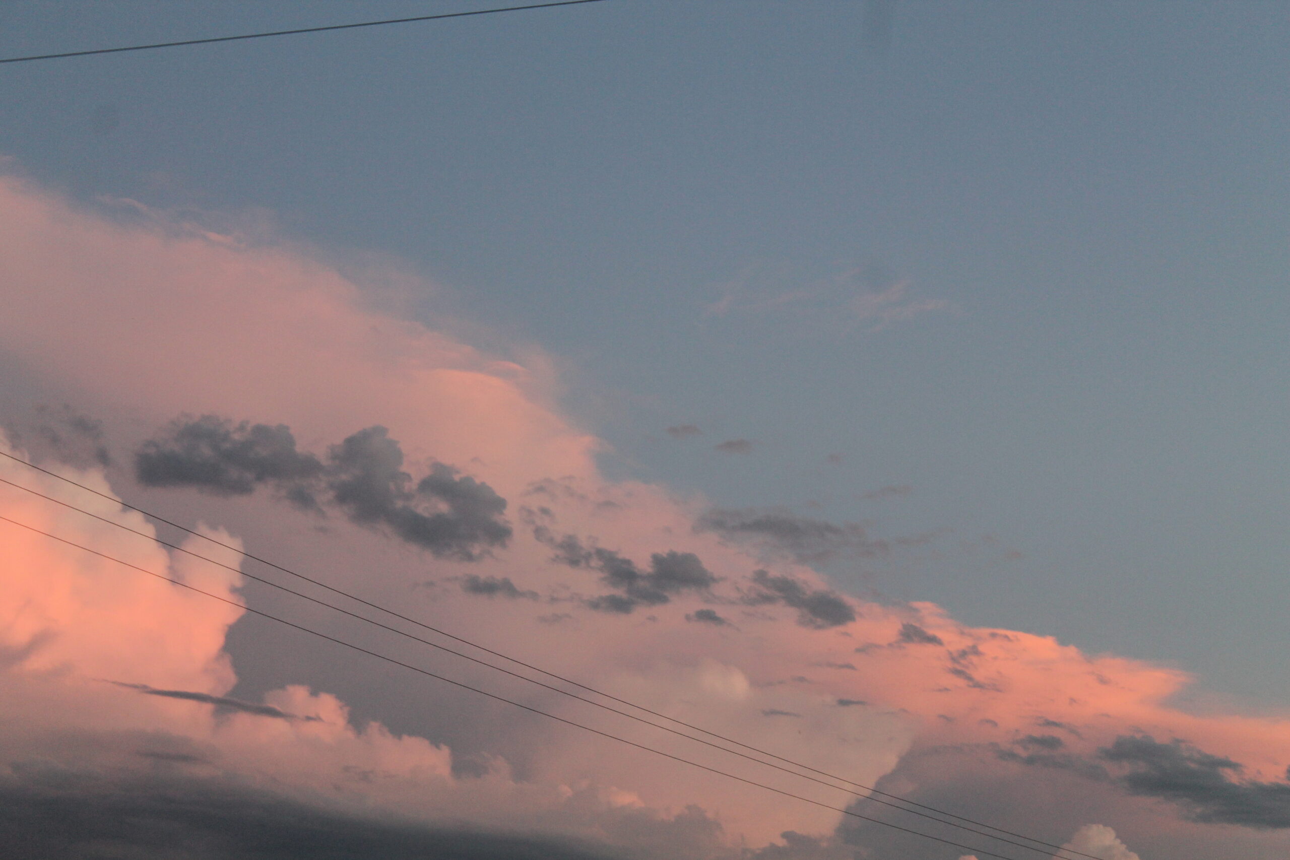 nuages roses et fils électriques