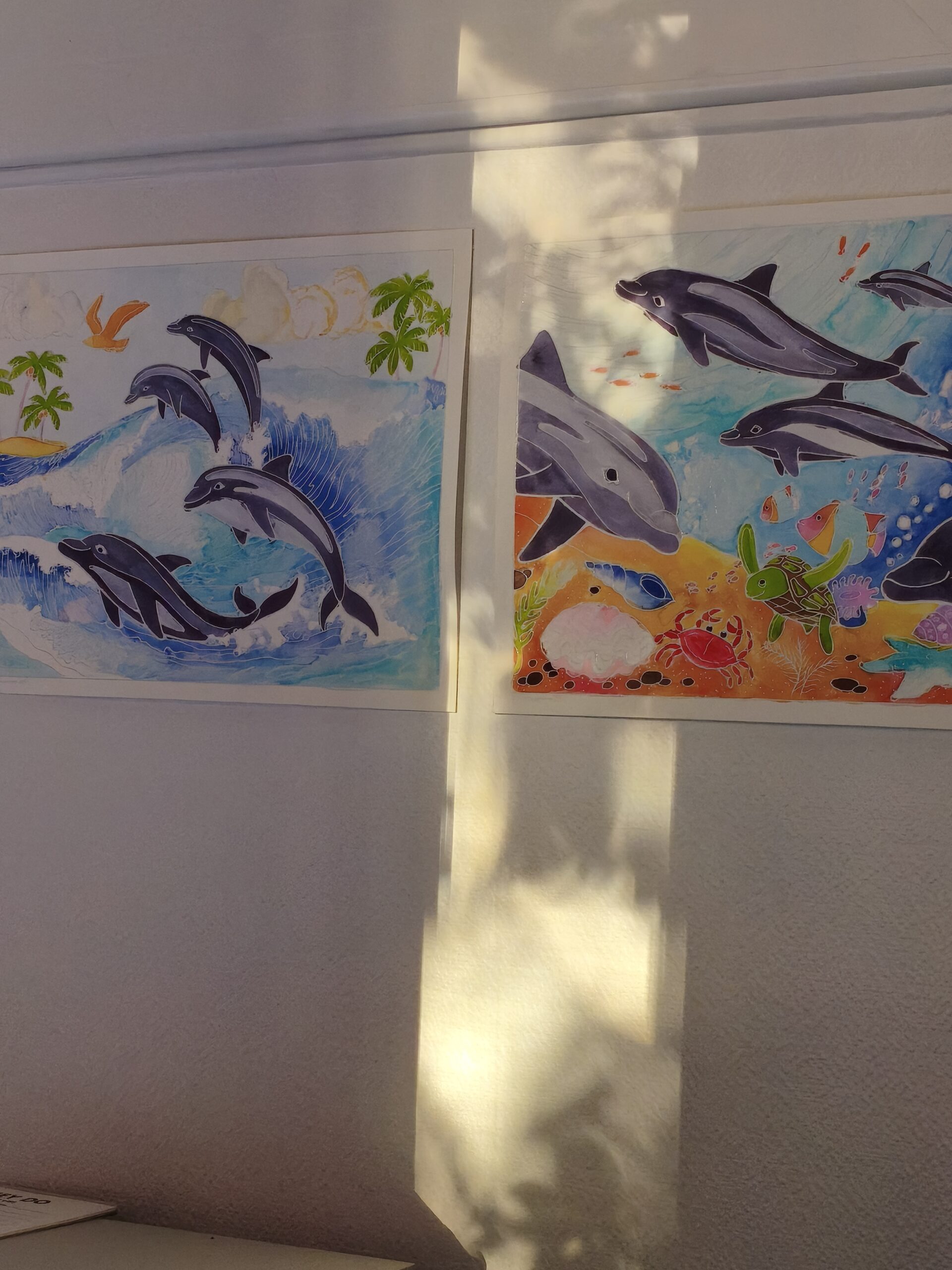 soleil avec ombre des feuilles d'arbres se reflétant sur mon mur