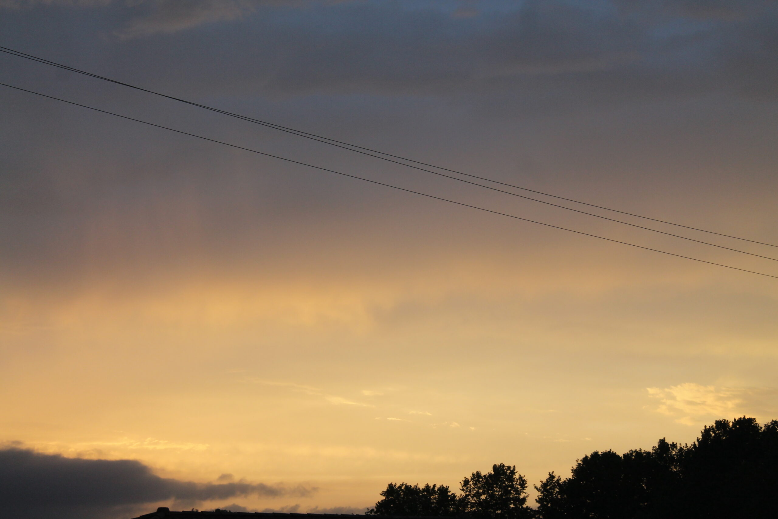 ciel jaune avec fils électriques